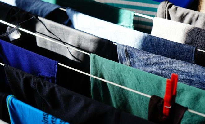 Cómo quitar el desteñido de la ropa